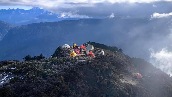 人身体不适吃布洛芬结果陷入深度昏迷开元棋牌试玩4人重装徒步梅里东坡一(图2)